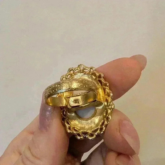 Vintage beautiful painted  floral adjustable goldtone ring - Picture 7 of 9